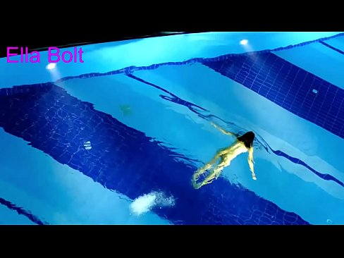 ❤️ मी पाहणे थांबवू शकत नाही, तरुण गोरा ELLA BOLT रिसॉर्ट पूलमध्ये नग्न पोहताना पकडला गेला mr.com-pornzog.ru वर