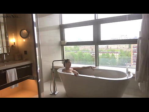 ❤️ जबरदस्त बाळ बाथरुममध्ये तिची मांजर उत्कटतेने झटका देत आहे mr.com-pornzog.ru वर